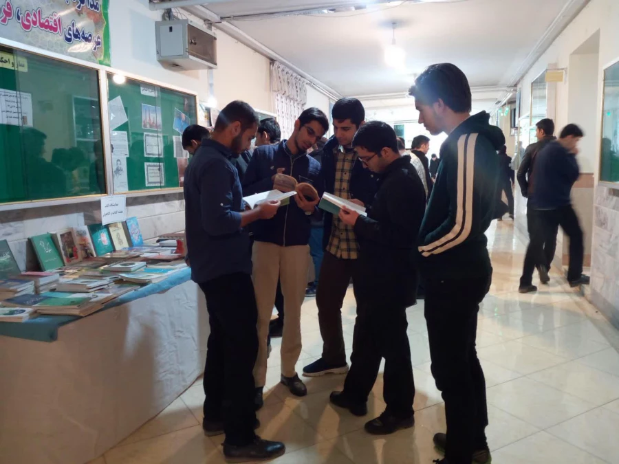 برپایی نمایشگاه کتاب و بازدید دانشجویان