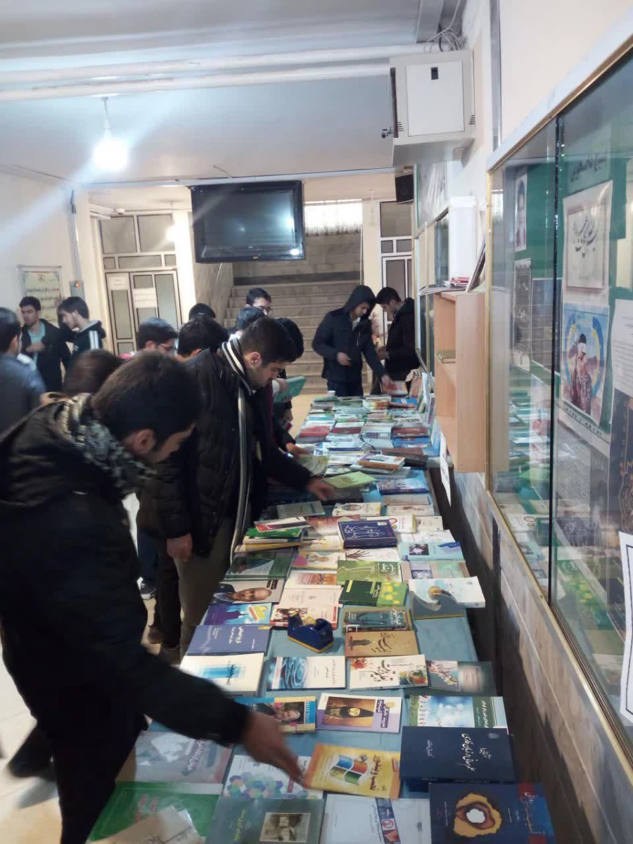 برپایی نمایشگاه کتاب و بازدید دانشجویان