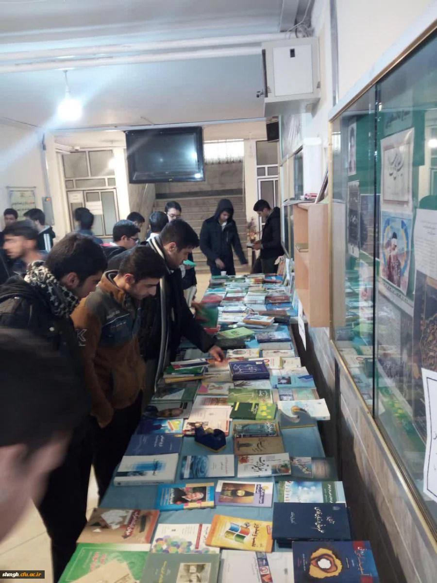 برپایی نمایشگاه کتاب و بازدید دانشجویان