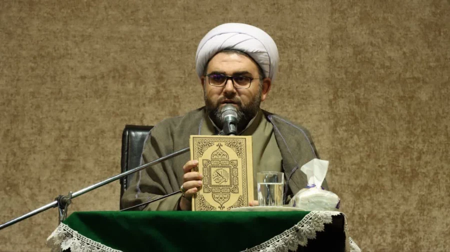 مراسم انس با قرآن کریم و تقدیم قرآن های اهدایی مقام معظم رهبری به نو دانشجو معلمان ورودی ۱۴۰۳ 7