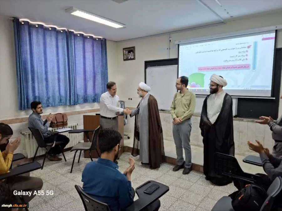 در راستای پاسداشت مقام معلم و دهه سرآمدی آموزش، مراسم تقدیر از اساتید پردیس شهید سلیمانی روز ۱۳ اردیبهشت برگزار شد.  4