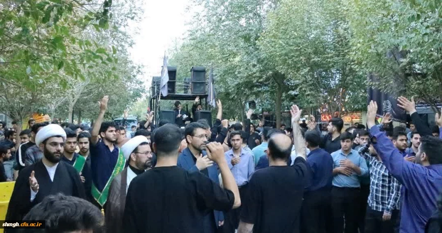 دانشجومعلمان دانشگاه فرهنگیان استان قم نیز به صورت نمادین در قالب دسته  عزاداری از بیت النور به سمت میدان آستانه و از آنجا همراه با سایر عزاداران وارد حرم مطهر شدند 2